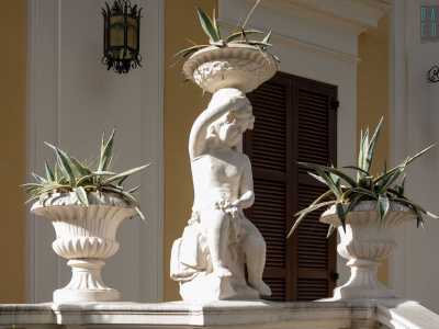 ...con statue di putti...